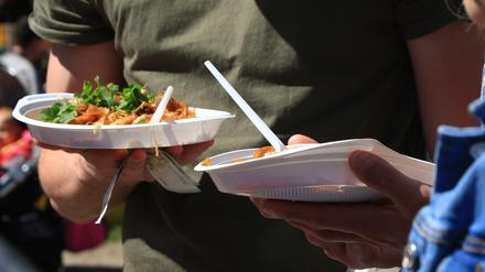 Potsdam will künftig auf Plastik-Einweggeschirr verzichten und Alternativen anbieten.