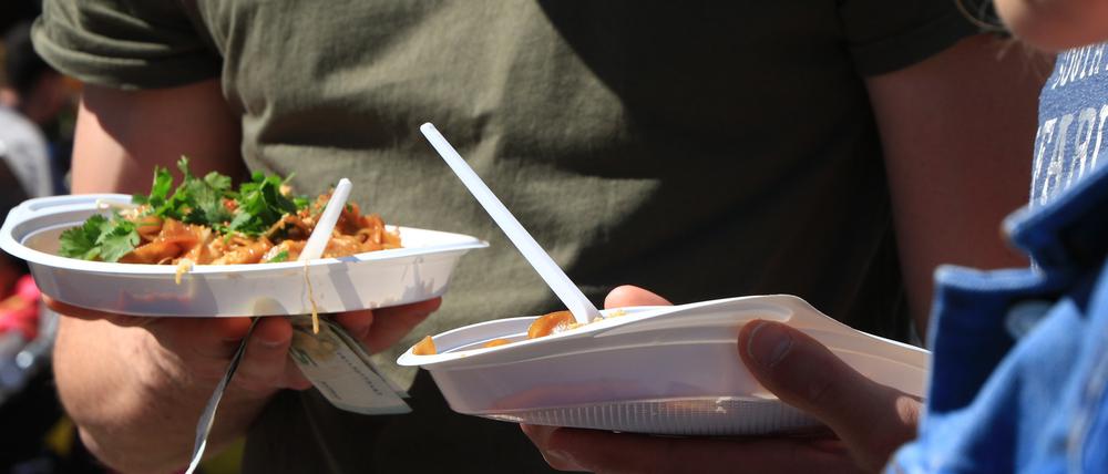 Potsdam will künftig auf Plastik-Einweggeschirr verzichten und Alternativen anbieten.