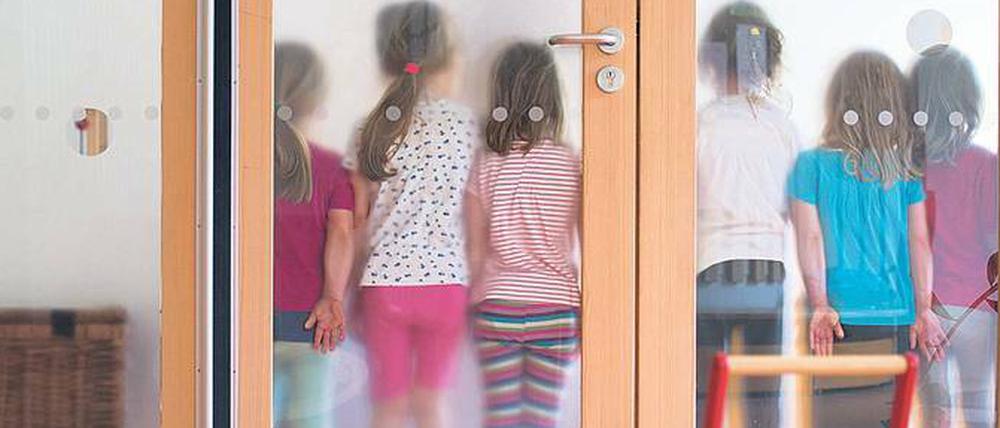 Für eine gute Betreuung von Kindern länger als sechs Stunden brauchen Kitas mehr Erzieher.