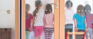 Für eine gute Betreuung von Kindern länger als sechs Stunden brauchen Kitas mehr Erzieher.