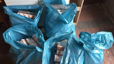 Die Bande soll in Brandenburg und Berlin unversteuerte Zigaretten unter Flüchtlingen verkauft haben.