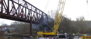 Die Friedhofsbahnbrücke über dem Teltowkanal wurde abgerissen.