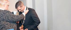 Die Vorsitzende der Stadtverordnetenversammlung, Birgit Müller, legte Mike Schubert die Amtskette um den Hals. 