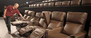 Der technische Leiter Marko Hahn inspiziert die neuen Ledersessel im UCI in den Bahnhofspassagen Potsdam.