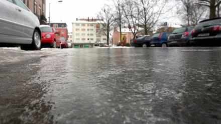 Achtung, es kann auf Straßen in Potsdam und Umgebung am Freitag sehr glatt werden.
