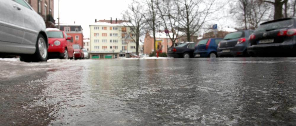 Achtung, es kann auf Straßen in Potsdam und Umgebung am Freitag sehr glatt werden.