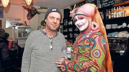 Jirka Witschak (l.) war einst der Wirt im „La Leander“. 2009 gab er die Bar ab, doch die Geburtstagsparty ließ er sich nicht entgehen. 