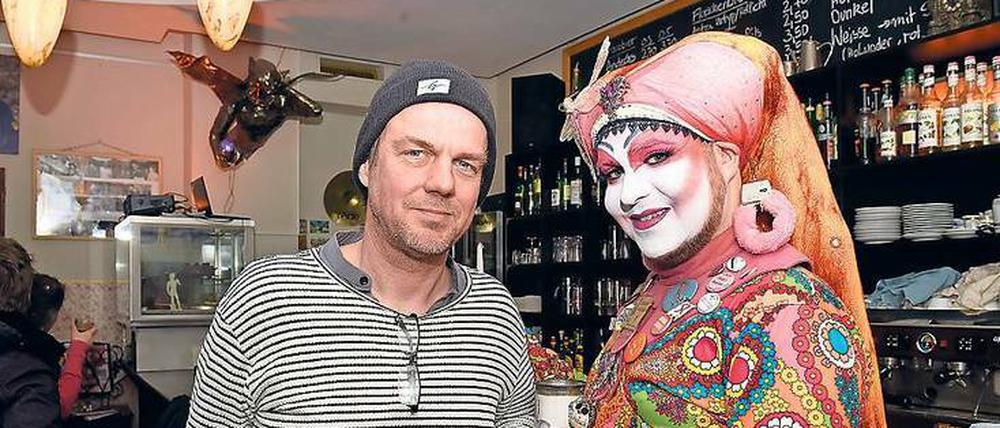 Jirka Witschak (l.) war einst der Wirt im „La Leander“. 2009 gab er die Bar ab, doch die Geburtstagsparty ließ er sich nicht entgehen. 