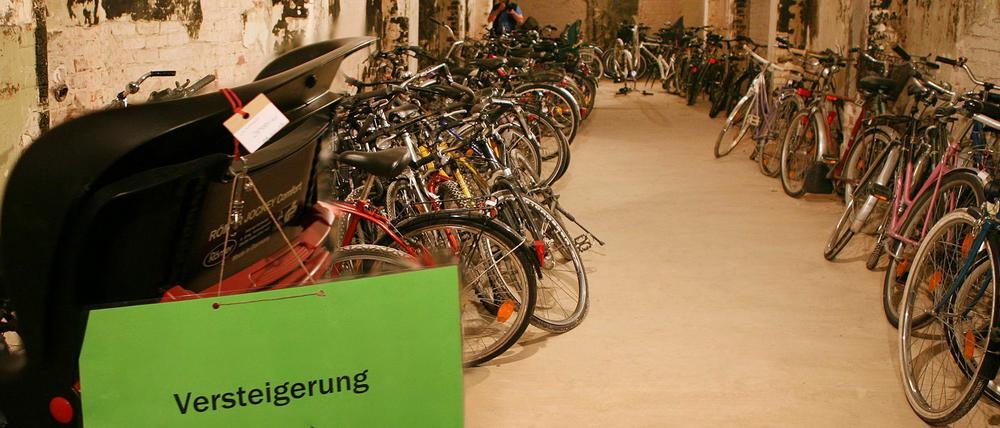 Versteigerung im Potsdamer Fundbüro.