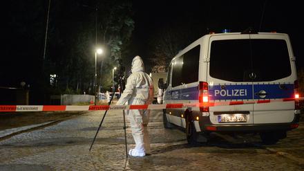 Die Spurensicherung arbeitet an einem Tatort nahe des Rangsdorfer Bahnhofs, an dem ein Mann durch einen Messerstich getötet wurde. 