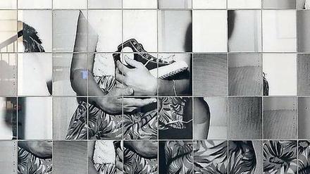 "Missing Baby" von Jana Müller und Alexej Meschtschanow zeigt Foto-Fragmente einer Mutter, die einen Schuh ihres verlorenen Sohnes hält.