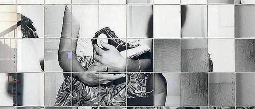 "Missing Baby" von Jana Müller und Alexej Meschtschanow zeigt Foto-Fragmente einer Mutter, die einen Schuh ihres verlorenen Sohnes hält.