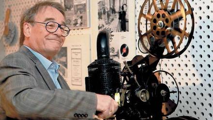 Zum Anfassen. Illing sammelte alte Geräte, wie etwa Filmprojektoren.
