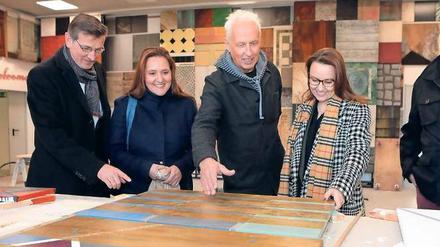 Besuch. Studiochef Woebcken mit Schüle (l.) und Müntefering.