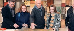 Besuch. Studiochef Woebcken mit Schüle (l.) und Müntefering.