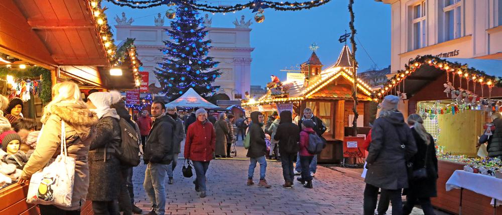 Auch die Stände des Weihnachtsmarkts in der Brandenburger Straße in Potsdam öffnen heute bis 22 Uhr.