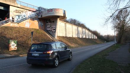 Die Böschung an der Nuthestraße wird umfangreichend saniert.  
