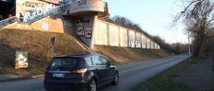 Die Böschung an der Nuthestraße wird umfangreichend saniert.