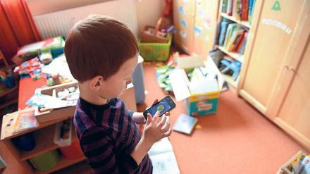 Daddeln auf dem Smartphone ist für die meisten Kinder heutzutage Alltag. Mögliche Sextäter können leicht Kontakt aufnehmen.