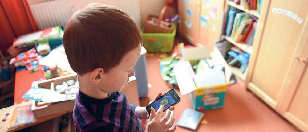 Daddeln auf dem Smartphone ist für die meisten Kinder heutzutage Alltag. Mögliche Sextäter können leicht Kontakt aufnehmen.