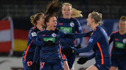 Und es hat Boom gemacht. Turbine feierte Torschützin Viktoria Schwalm.