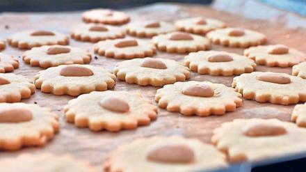 Die Mürbeteigkekse „Oma Charlotte“, mit Glasur oder ganzen Mandeln belegt, bäckt Monika Knape nach einem Familienrezept.