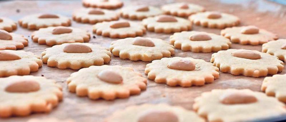 Die Mürbeteigkekse „Oma Charlotte“, mit Glasur oder ganzen Mandeln belegt, bäckt Monika Knape nach einem Familienrezept.