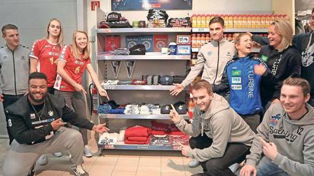 Fünf auf einen Streich. Fan-Utensilien der großen Potsdamer Sportvereine gibt es im Rewe-Markt im Schlaatz. Spielerinnen und Spieler starteten am Donnerstag den Verkauf.