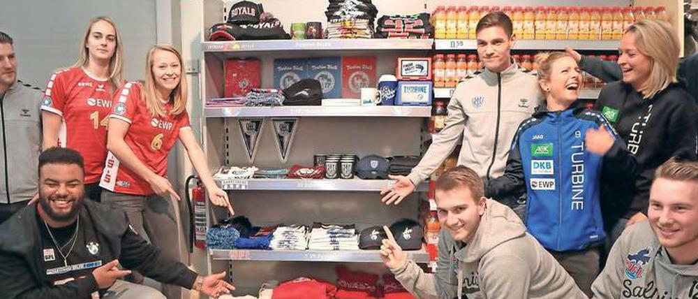 Fünf auf einen Streich. Fan-Utensilien der großen Potsdamer Sportvereine gibt es im Rewe-Markt im Schlaatz. Spielerinnen und Spieler starteten am Donnerstag den Verkauf.
