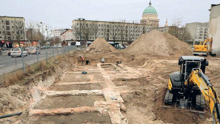 Auf der Brache neben der Hauptpost in Potsdam legen Archäologen die Fundamente der zerstörten barocken Bebauung frei.