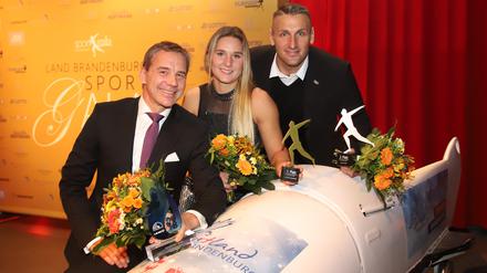 Erfolgreiche Eissportler. Bob-Olympiasiegerin Lisa-Marie Buckwitz sowie Kevin Kuske (r.) und ihr Trainer Jörg Weber wurden ausgezeichnet. 