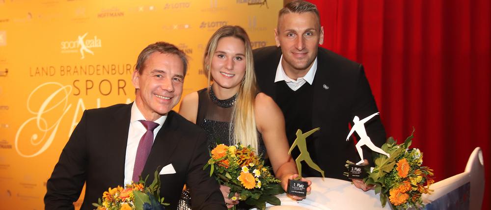 Erfolgreiche Eissportler. Bob-Olympiasiegerin Lisa-Marie Buckwitz sowie Kevin Kuske (r.) und ihr Trainer Jörg Weber wurden ausgezeichnet.