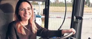 Audrey Mieser hat am Samstag in Stahnsdorf mehrere Runden mit einem Linienbus auf dem Regiobus-Betriebshof gedreht.