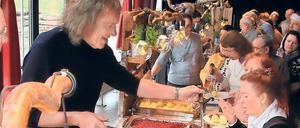 Filmpark-Chef Friedhelm Schatz war einer der Promis, die Essen bei dem Fest der Potsdamer Tafel verteilten.