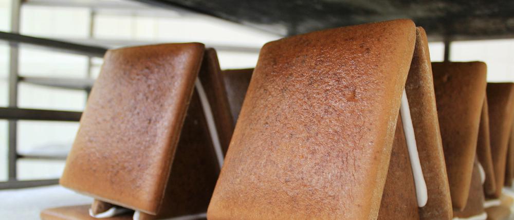 Im Friedrich-Reinsch-Haus können Pfefferkuchenhäuser hergestellt werden. Das Foto stammt aus der Lebkuchenfabrik Pulsnitz.