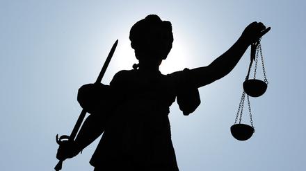 Hat eine Mutter und deren Partner ihre 13-jährige Tochter versteckt und missbraucht? In Cottbus beginnt am Dienstag der Prozess.