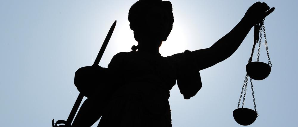 Hat eine Mutter und deren Partner ihre 13-jährige Tochter versteckt und missbraucht? In Cottbus beginnt am Dienstag der Prozess.