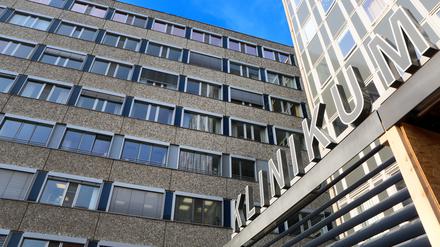 Konkret gehe es im Bergmann-Klinikum Potsdam um den Verdacht, dass kostspielige Medikamente doppelt abgerechnet worden sind.