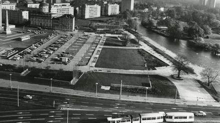 Blick vom Interhotel(?) auf den Alten Markt. Der Förderverein des Potsdam Museum hat eine Crowdfunding-Aktion gestartet, um den Fotoschatz von Werner Taag fachgerecht zu sortieren und zu digitalisieren.