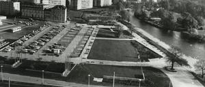 Blick vom Interhotel(?) auf den Alten Markt. Der Förderverein des Potsdam Museum hat eine Crowdfunding-Aktion gestartet, um den Fotoschatz von Werner Taag fachgerecht zu sortieren und zu digitalisieren.