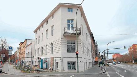 Fast fertig? Die Fassade wirkt neu, die Arbeiten stehen aber still.