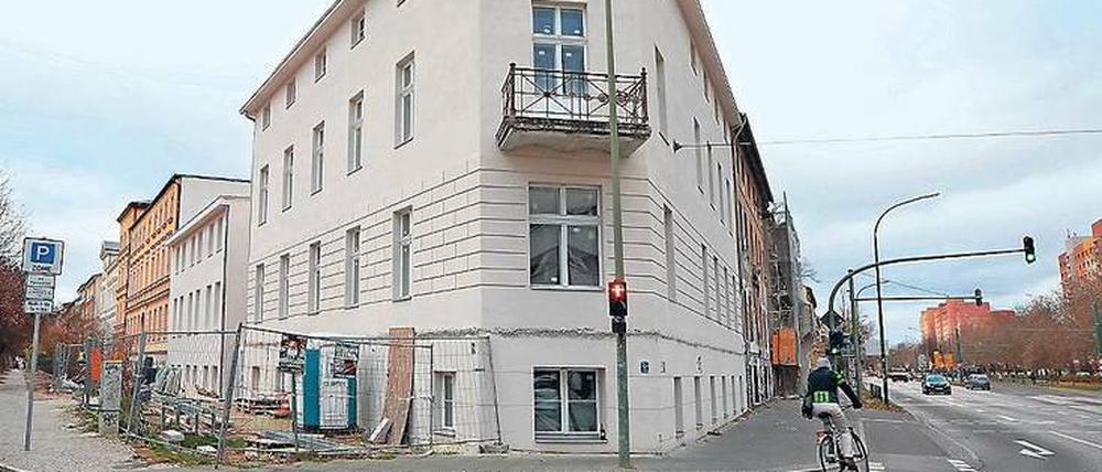Fast fertig? Die Fassade wirkt neu, die Arbeiten stehen aber still.