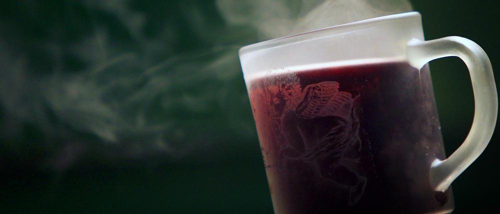 Glühwein gehört zum Besuch auf dem Weihnachtsmarkt einfach dazu.