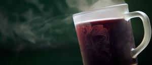 Glühwein gehört zum Besuch auf dem Weihnachtsmarkt einfach dazu.