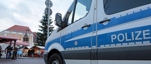 Der Potsdamer Weihnachtsmarkt auf der Brandenburger Straße wird von der Polizei bewacht.