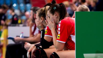 Schockstarre nach Spielschluss. Die Potsdamer Volleyballerinnen waren fassungslos, verpassten sie doch nur knapp das Endspiel.