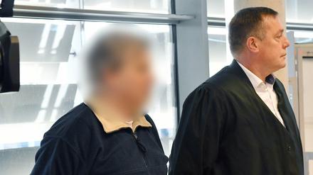 Der Angeklagte (l) wartet mit seinem Anwalt Mario Schink (2.v.l.) Anfang Dezember vor Gericht.