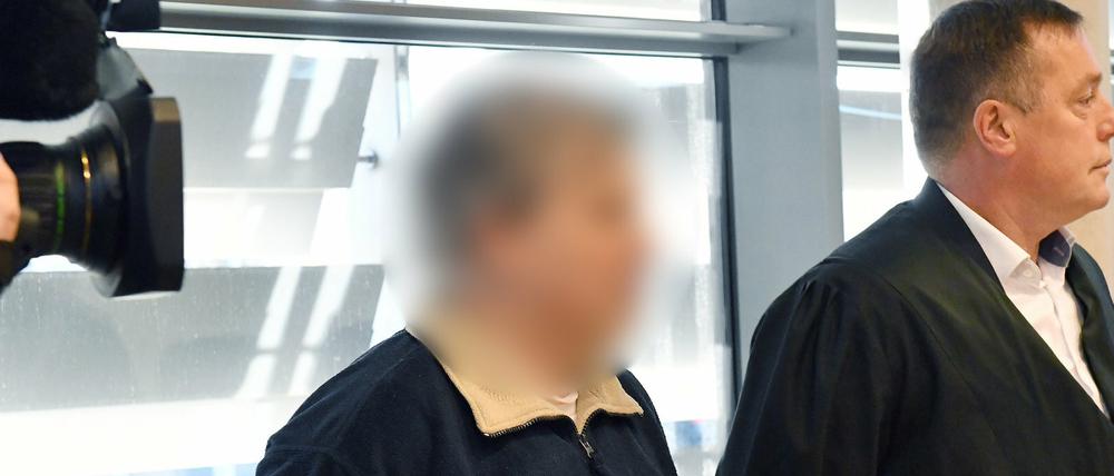 Der Angeklagte (l) wartet mit seinem Anwalt Mario Schink (2.v.l.) Anfang Dezember vor Gericht.