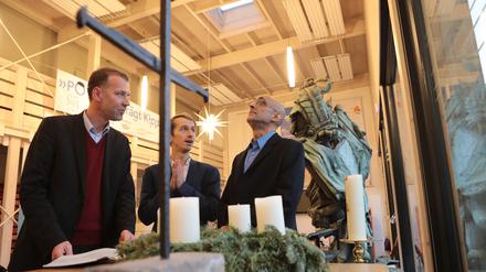 Tom Catena (rechts) besuchte die Nagelkreuzkapelle an der Breite Straße zusammen mit Peter Leinemann (links) und Daniel Greve (Projektmanager "Global Perspectives Initiative").