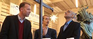 Tom Catena (rechts) besuchte die Nagelkreuzkapelle an der Breite Straße zusammen mit Peter Leinemann (links) und Daniel Greve (Projektmanager "Global Perspectives Initiative").